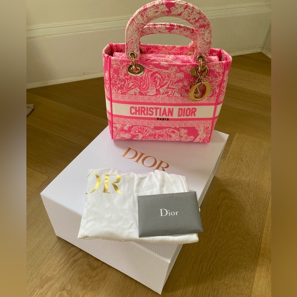 MEDIUM LADY D-LITE BAG
Pink Toile de Jouy Reverse Embroidery - Picture 12 of 14